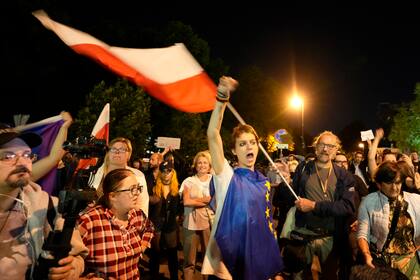 Gente protesta frente al parlamento polaco tras la aprobación de una ley considerada atentatoria contra la libertad de prensa, Varsovia, 11 de agosto de 2021. (AP Foto/Czarek Sokolowski)