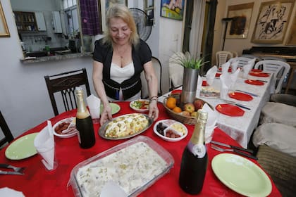 Gente que invita a pasar noche buena a quien no tiene con quien estar