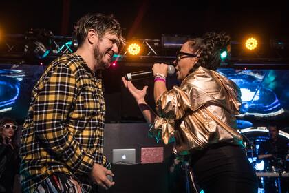 Gente que sí. Los dos cantantes compartieron escenario al final de la segunda jornada del Cosquín Rock. Fuente: RollingStone - Agustín Dusserre.