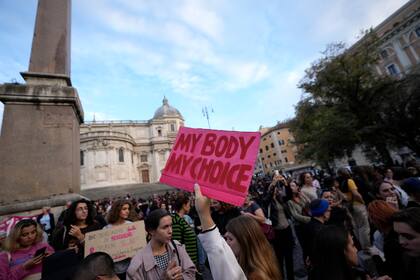 Gente se manifiesta en el "Día Internacional del Aborto Seguro" para pedir garantías para la aplicación de la ley de aborto, que dicen está en peligro debido a la alta tasa de "objeciones de conciencia" de los médicos, en Roma, Italia, el 28 de setiembre de 2022. (AP Foto/Alessandra Tarantino, file)