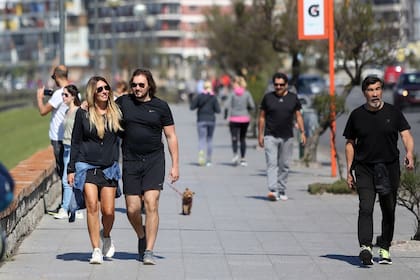 Primeros signos de normalidad: gente sin barbijo en Mar del Plata, en el primer día permitido al aire libre