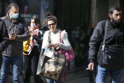 gente sin barbijo por las nuevas medidas