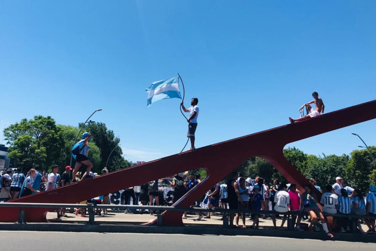 Gente sobre la General Paz esperando ver al micro de la Selección Nacional que nunca llegó a pasar por allí