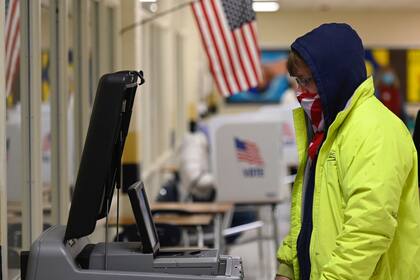 Gente votando en Virginia