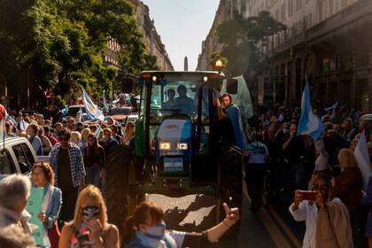 Gente yendo a Plaza de Mayo por la movilización del campo