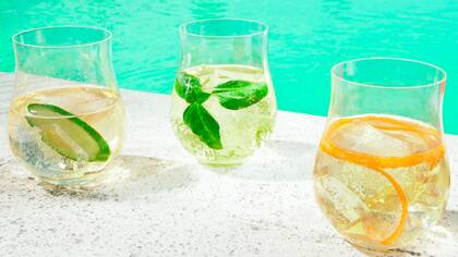 Beber el espumante en vaso, con hielo y con el agregado de hierbas y o frutas son propuestas que descontracturaron el consumo de espumantes
