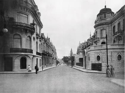 Av. Alvear y Montevideo. A la derecha, lo de Fernández- Anchorena; a la izquierda, lo de Sauze Pereira.