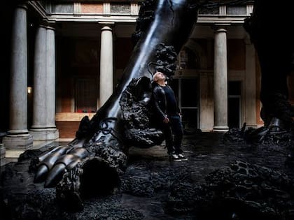 Hirst junto a Demonio con cuenco