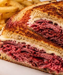 Los secretos de cinco cocineros para preparar un buen sándwich de pastrami