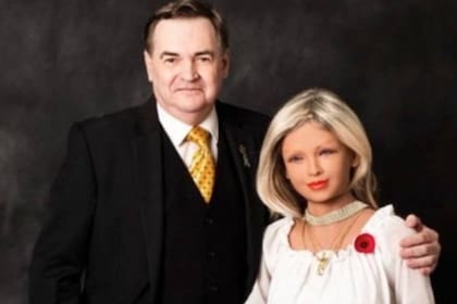 Geoff convive con Emma desde 2019 y espera poder casarse legalmente con su robot