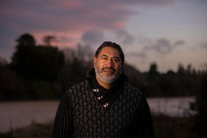 Geoff Hipango, que gestiona servicios de salud mental y lucha contra la adicción para un proveedor tribal en Whanganui y que vive en una comunidad maorí marae, posa para un retrato a la orilla del río Whanganui, en Nueva Zelanda, el 15 de junio de 2022. Hipango cree que hará falta tiempo, quizá una generación o más, para restaurar por completo la salud del río, pero que va por buen camino. (AP Foto/Brett Phibbs)