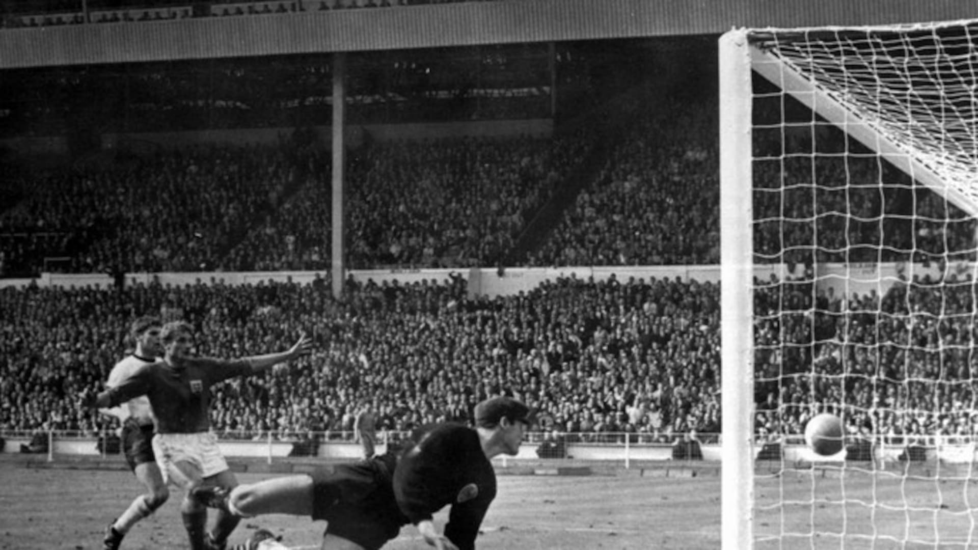Geoff Hurst remata ante Alemania Federal en la final del Mundial de 1966. La pelota golpeó el travesaño, picó cerca de la línea y dio origen a la polémica