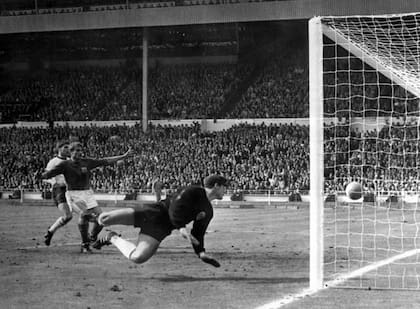Geoff Hurst remata ante Alemania Federal en la final del Mundial de 1966. La pelota golpeó el travesaño, picó cerca de la línea y dio origen a la polémica
