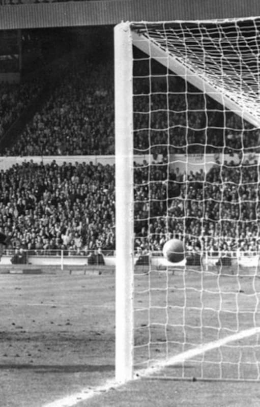 Geoff Hurst remata ante Alemania Federal en la final del Mundial de 1966. La pelota golpeó el travesaño, picó cerca de la línea y dio origen a la polémica