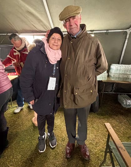 Geoffrey Cardozo con Olga, familiar de un caído en Malvinas