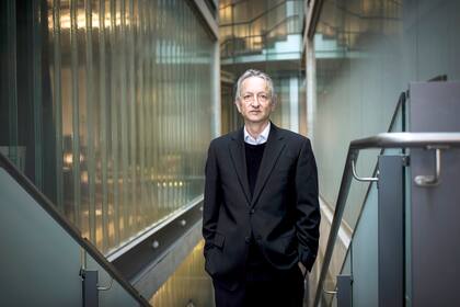 Geoffrey Hinton, figura legendaria y uno de los “padres” de la nueva IA recomendó a la gente que “empiece a buscar trabajos en plomería”