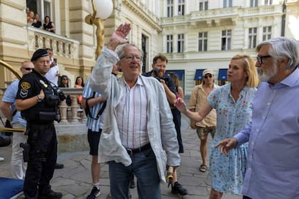 Geoffrey Rush, en su arribo a la edición de 2022 del festival, recibido por Jiří Bartoška