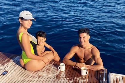 Geogina y Cristiano, con uno de sus hijos, disfrutando de un día en el mar.