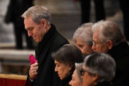 Georg Ganswein despide a Benedicto XVI en el Vaticano