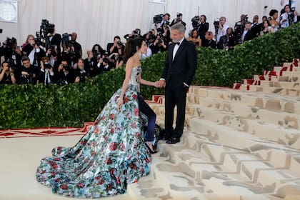 Una de las anfitrionas de la noche, Amal Clooney junto a George, vestida por el británico Richard Quinn