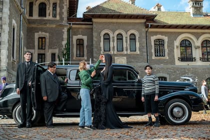 George Burcea como Largo, Luis Guzman como Gomez Addams, Catherine Zeta-Jones como Morticia Adams e Isaac Ordonez como Pericles Addams, afuera del castillo mientras filmaban.