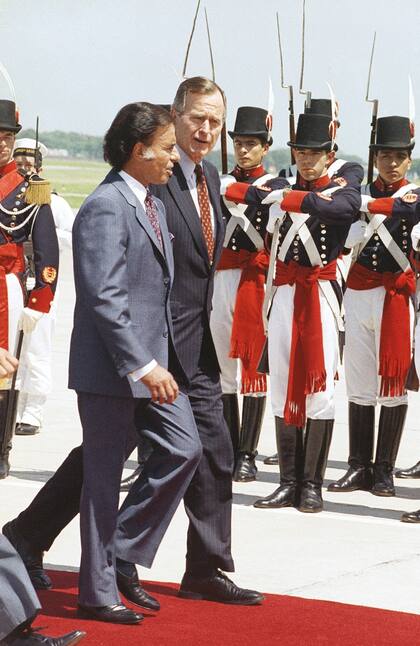 Carlos Menem recibió a su colega George Bush, proveniente de Uruguay, en el Aeroparque Metropolitano
