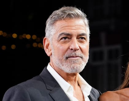 George Clooney aseguró que recientemente se reunió con destacados desarrolladores de IA y que no está convencido de que las medidas de seguridad actuales fueran suficientes