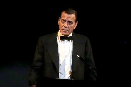 George Clooney con la cabellera oscura en su rol protagónico de Good Night and Good Luck, una meditación profunda sobre el periodismo y el rol de los medios