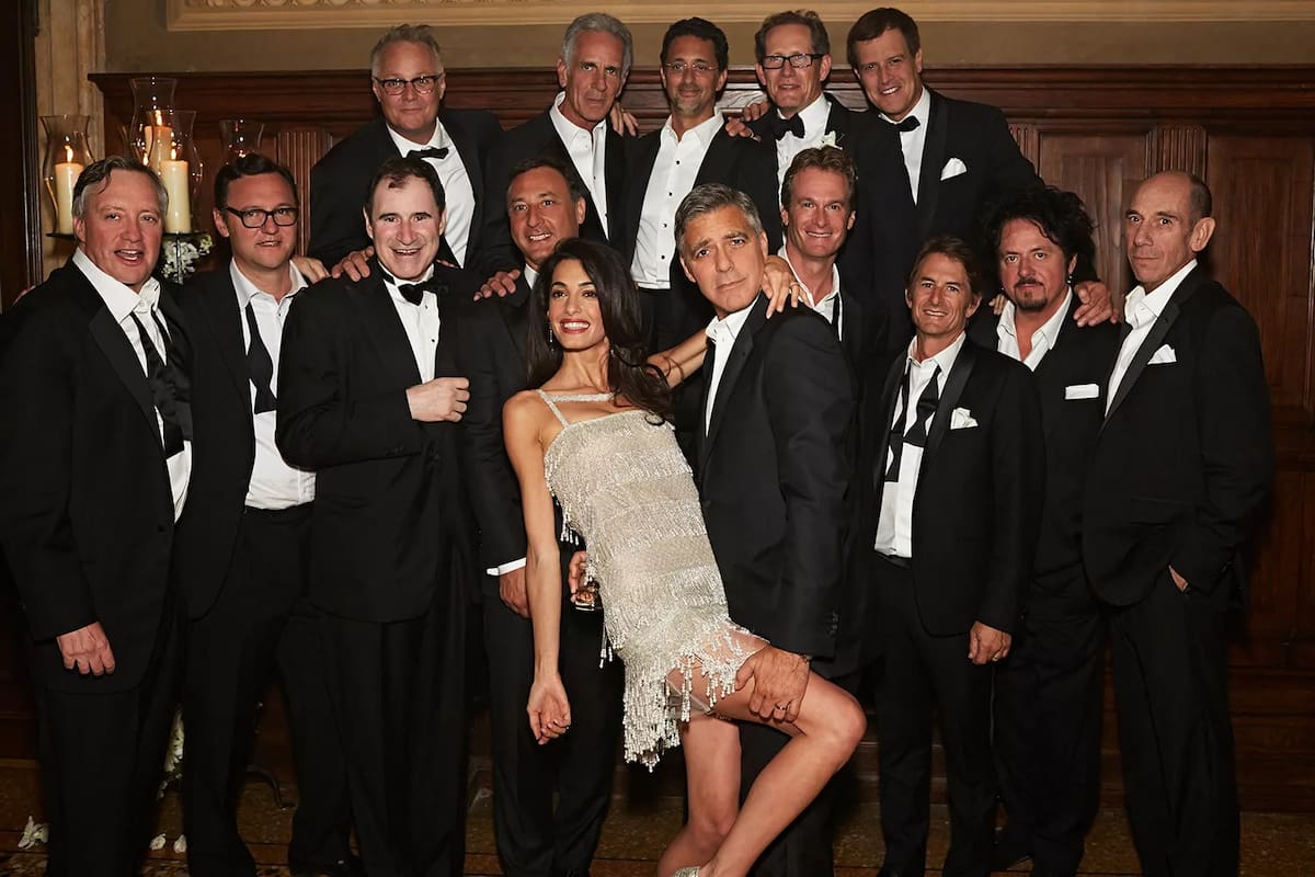 Los grandes amigos de George Clooney posan felices el día de la boda del actor con Amal, en septiembre de 2014