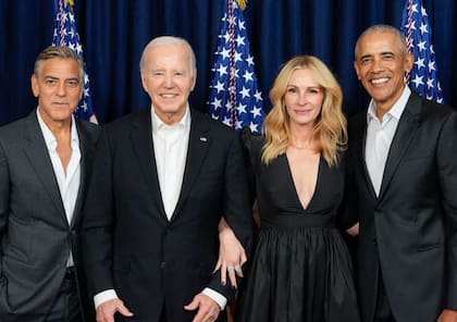 George Clooney, Joe Biden, Julia Roberts y Barack Obama, en un evento de recaudación el mes pasado. Clooney pidió en una columna en el New York Times que Biden se baje porque se encamina a perder con Trump.