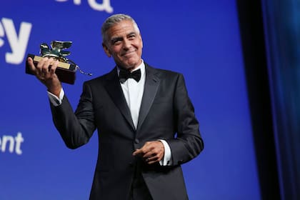 George Clooney muestra el León de Oro a la trayectoria que recibió este miércoles en la apertura del Festival de Venecia