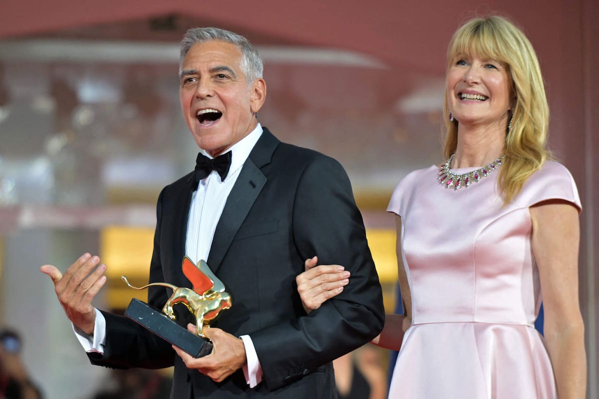 George Clooney posa este miércoles con el premio a la trayectoria que le entregó Laura Dern en el comienzo del Festival de Cine de Venecia