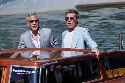 George Clooney y Brad Pitt enloquecieron a los fanáticos llegando en motoscafi al festival de Venecia a principios de este mes