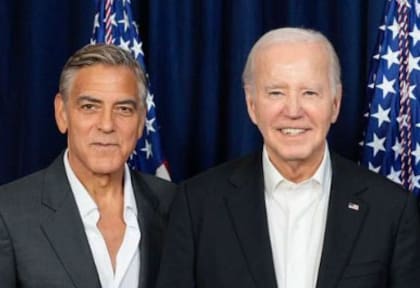 George Clooney y Joe Biden, en un evento en junio. El actor, quien públicamente pidió que Biden se baje de la carrera presidencial, le dio su apoyo a Harris