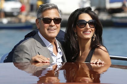 George Clooney y su esposa Amal en su llegada al Festival de Venecia 2025; el astro volverá a la ciudad de los canales para recibir este año un premio a la trayectoria