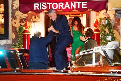 George Clooney y su mujer Amal fueron capturados disfrutando de la noche en Venecia