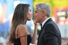 En fotos: del divertido paso de George Clooney a un estrafalario look "pijama" en Venecia