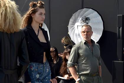 George Cortina es estilista de famosos y fue editor de importantes revistas