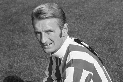 George Eastham, con la camiseta de Stoke City; integrante de la selección de Inglaterra que ganó el Mundial 66, falleció a los 88 años