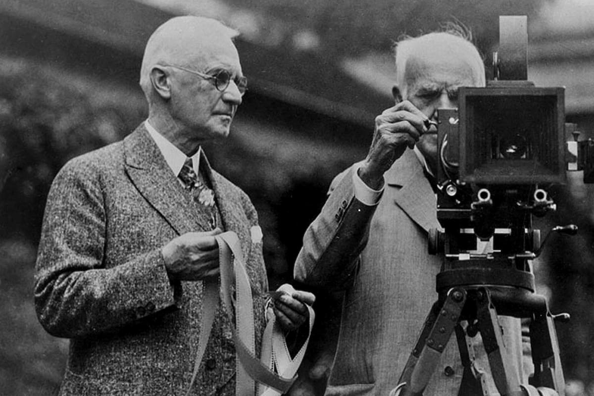 George Eastman junto a Thomas Edison prueban una cámara en 1928