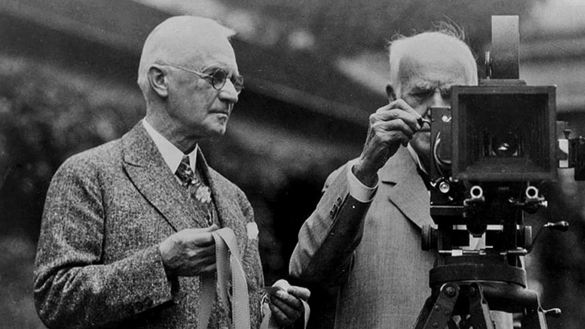 George Eastman junto a Thomas Edison prueban una cámara en 1928