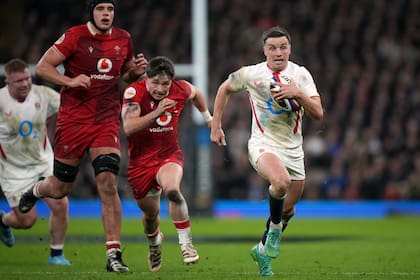 George Ford escapa de los jugadores de Gales en el triunfo de Inglaterra por 48-7 en el inicio del Seis Naciones; La Rosa fue imparable para el Dragón