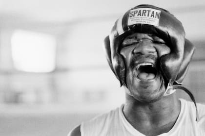 George Foreman sonríe durante un entrenamiento en N'Sele, Zaire, el 15 de octubre de 1974. (AP Foto/Horst Faas)