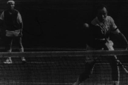 George H. W. Bush juega pegado a la red y Carlos Menem cuida la retaguardia en la cancha de tenis de la Quinta de Olivos, el 5 de diciembre de 1990