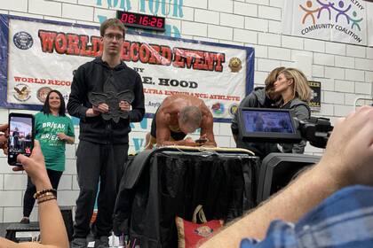 George Hood, exmarine estadounidense, estuvo en posición horizontal durante 8 horas, 15 minutos y 15 segundos y rompió una marca de 2016