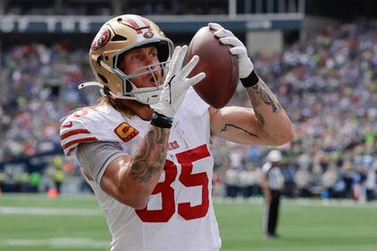 George Kittle, de los 49ers, se perderá varias semanas por lesión; Purdy, en duda para la semana dos