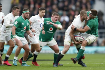 George Kruis, de Inglaterra, es tacleado por CJ Stander durante el duelo en el que Inglaterra derrotó a Irlanda