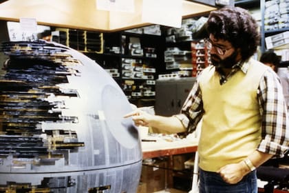 George Lucas y la maqueta de la Estrella de la Muerte usada en El regreso del jedi