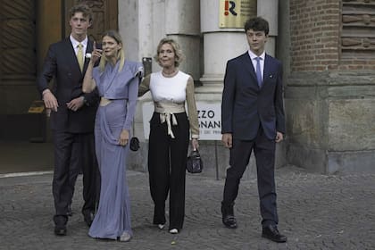 George Marsiaj, el hijo mayor de Eva y Giorgio, junto a la supermodelo Carmen Kass acompañada por su madre