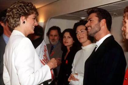Lady Di junto a George Michael en 1993; eran grandes amigos y en los medios incluso circulaban rumores de romance